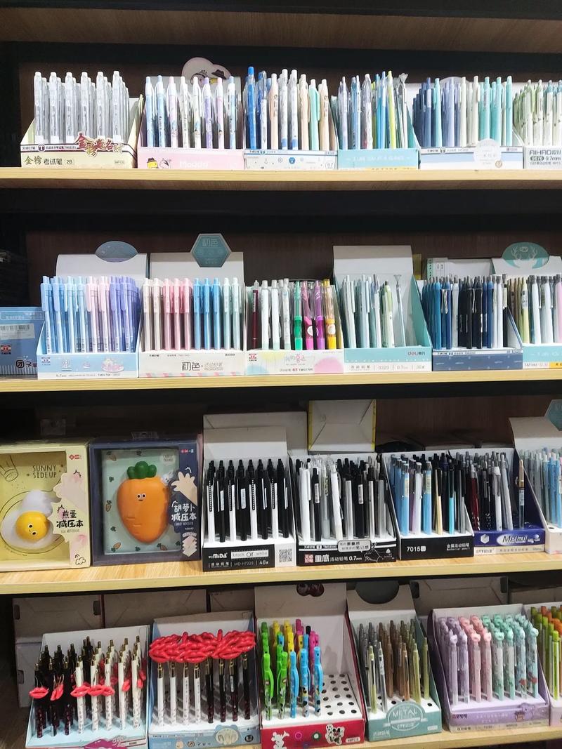 三里灣學生用品文具店 一遍遍調整陳列，柜臺上的小生意大智慧
